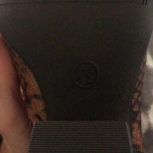 Women's Snakeskin Barb Ankle Boots NEW - Picture 4 of 8